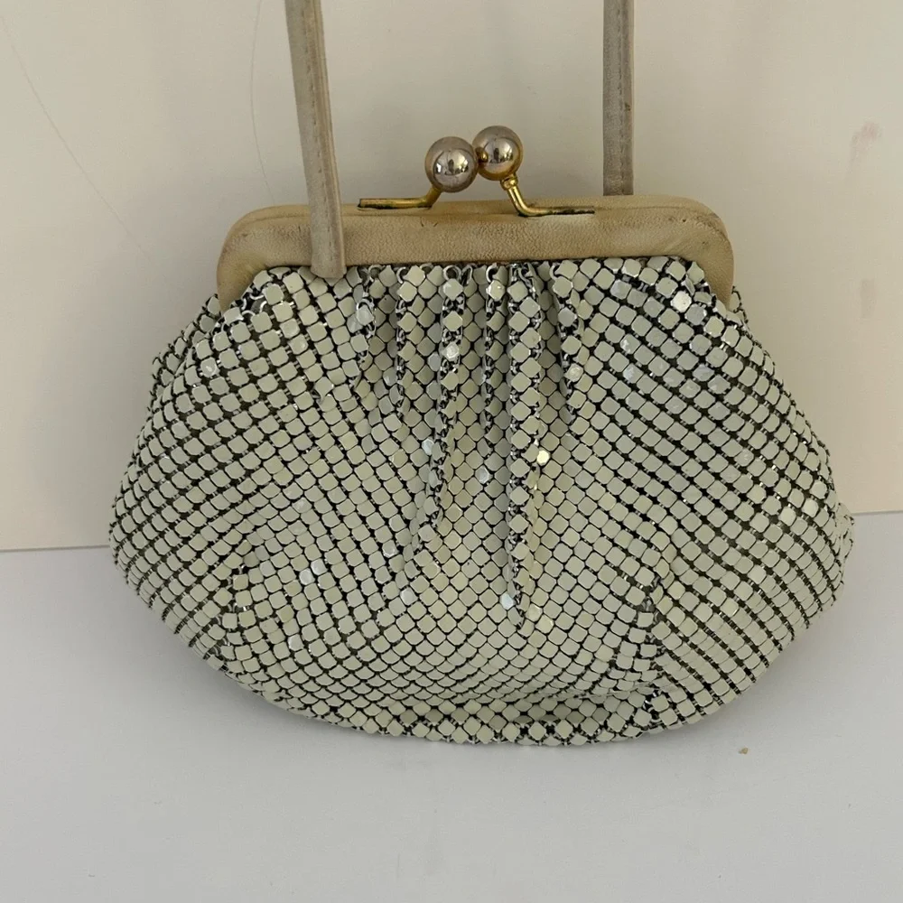 Vintage Whiting & Davis ivory metal crossbody bag. Kiss lock, leather trim. Nice - Picture 6 of 16